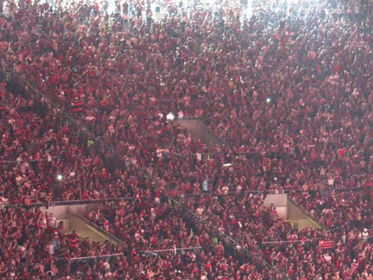 Torcida do Flamengo comemorando vitória histórica na Libertadores. (Foto: Cazé Tv)