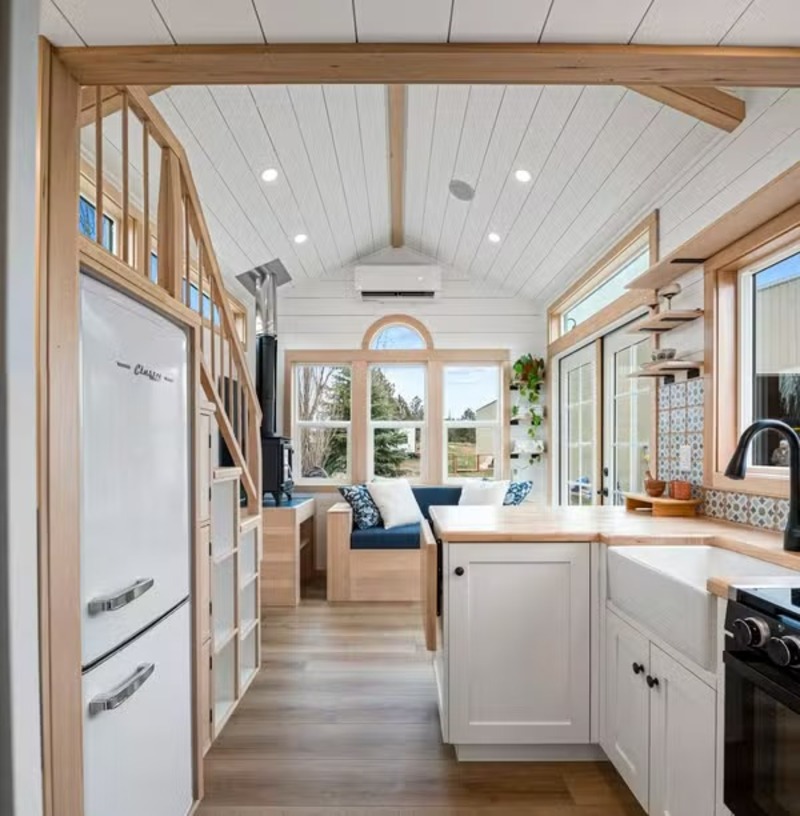 Mini casa de 26 m² com mezanino e banheira encanta pelo design e surpreende pelo conforto