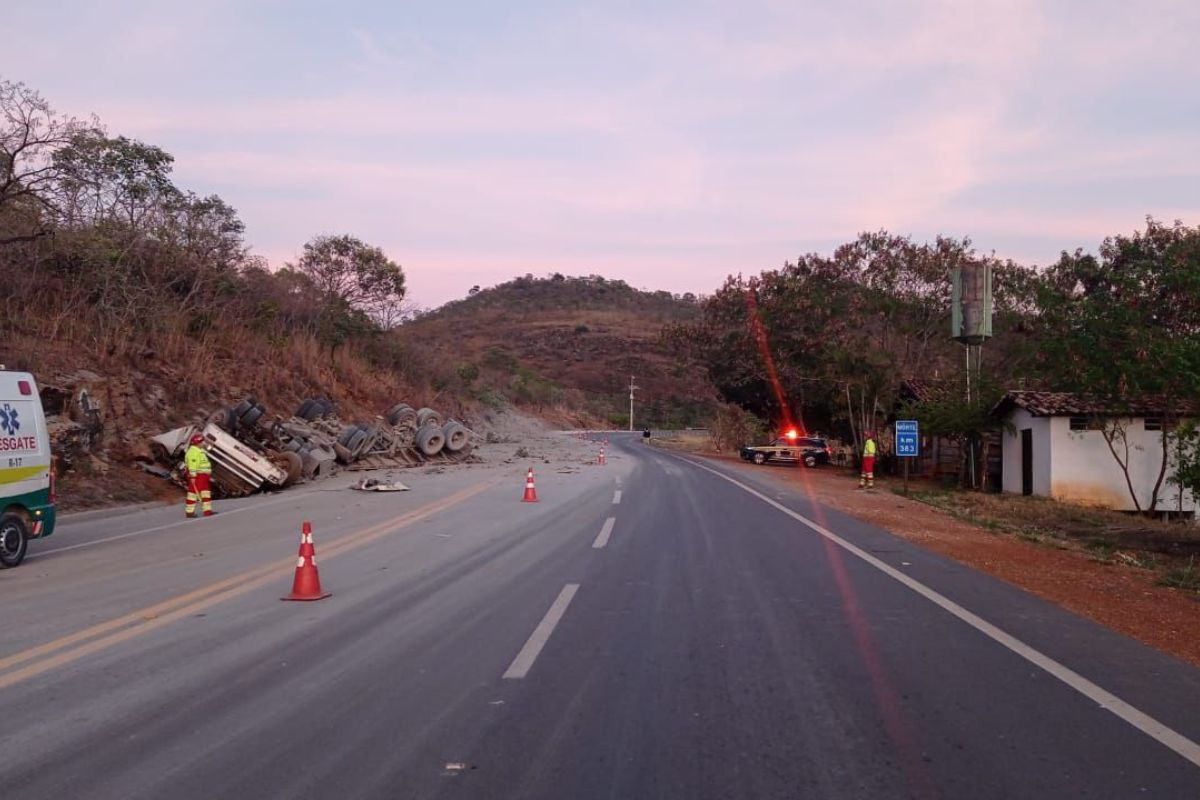 Colisão entre carretas deixa um morto em trecho da BR-080 no interior de Goiás
