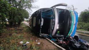 Três pessoas morrem após ônibus tombar na GO-060, em Iporá