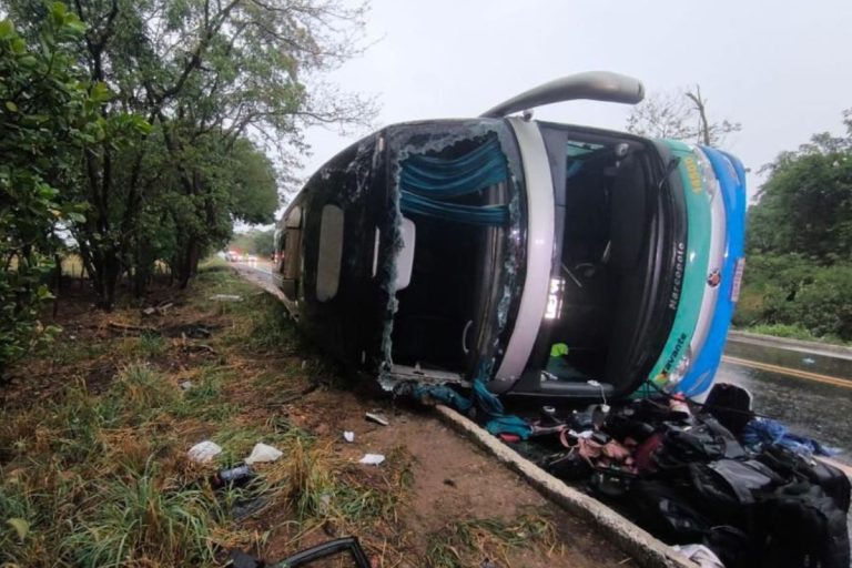 Três pessoas morrem após ônibus tombar na GO-060, em Iporá