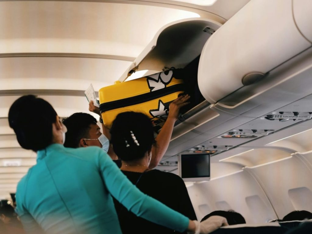 Companhias aéreas atualizam regras e flexibilizam uniformes para comissários