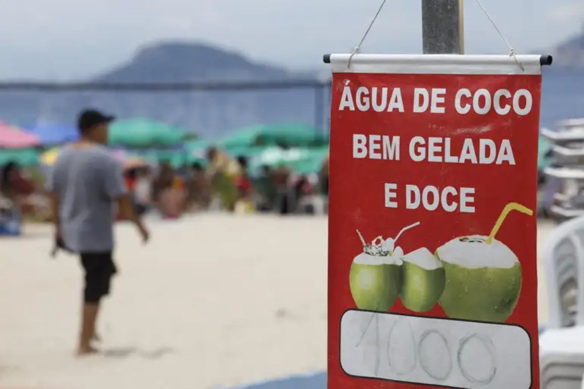 Parece inofensiva, mas água de coco pode levar à morte. Veja quem deve evitar