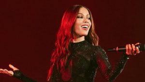 Anitta durante apresentação.