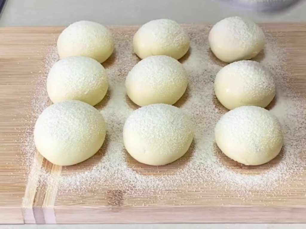 Receita fácil de bolinha de leite com apenas três ingredientes (é perfeita para o lanche)