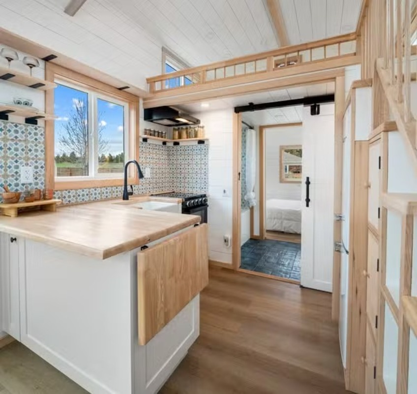 Mini casa de 26 m² com mezanino e banheira encanta pelo design e surpreende pelo conforto