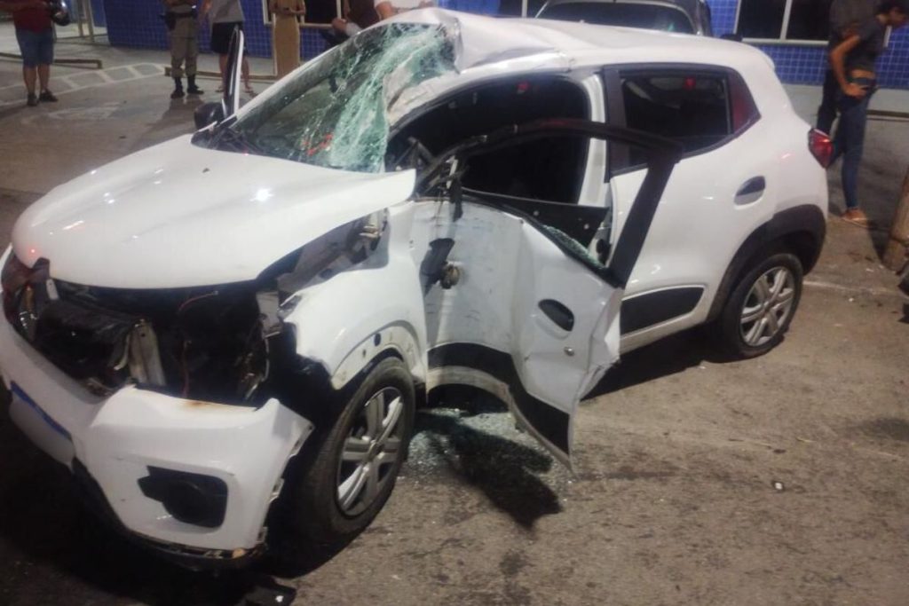 Motorista fica preso nas ferragens após bater em poste e causar destruição em Aparecida de Goiânia