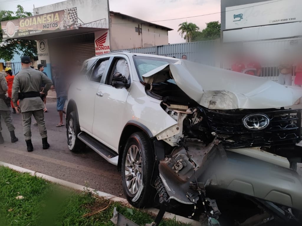 Carro de luxo fica destruído após colidir contra árvore em Goianésia