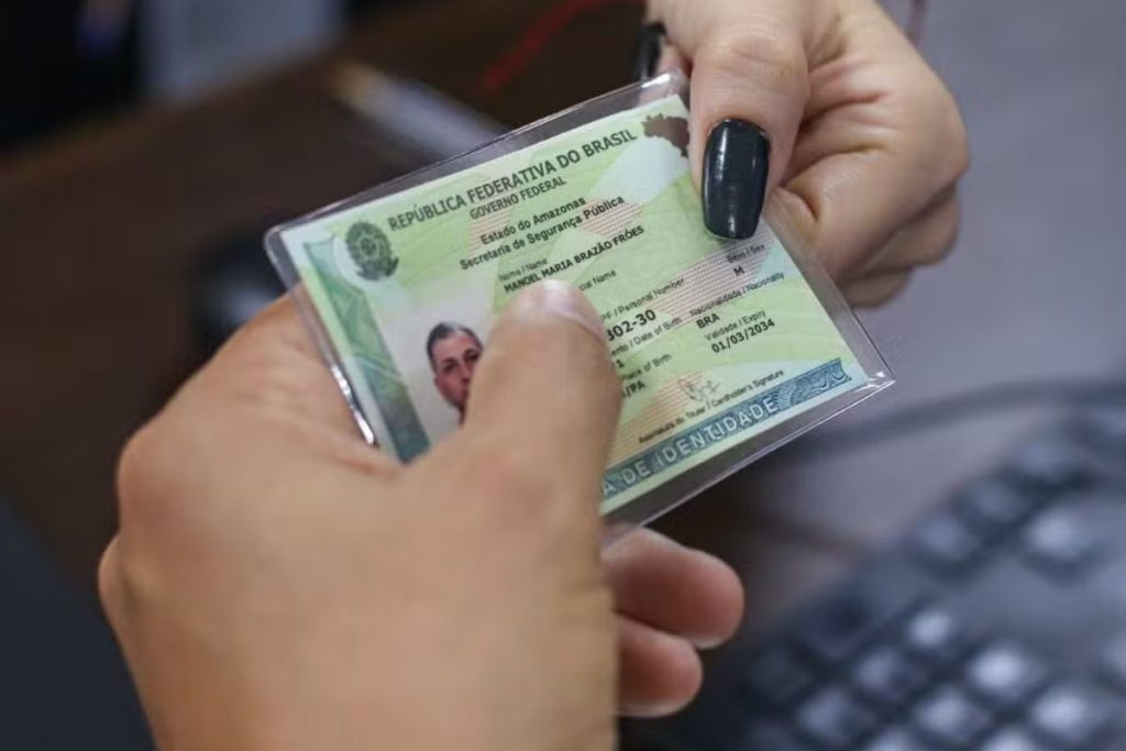 Governo faz alerta para brasileiros que precisam tirar a nova carteira de identidade com urgência