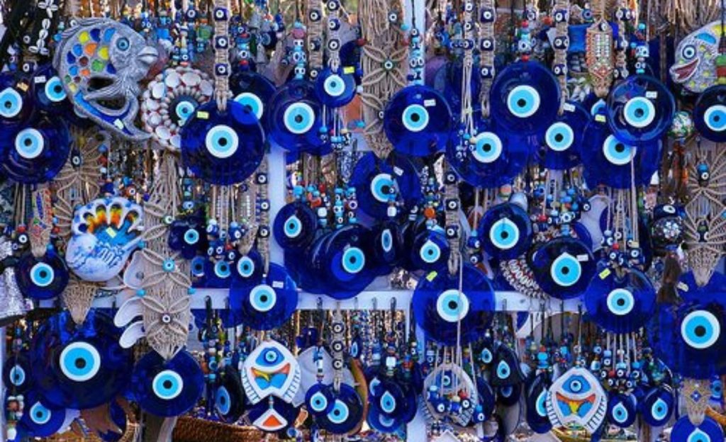 Erros que quase todo mundo comete ao visitar a casa de alguém (e ninguém tem coragem de falar)