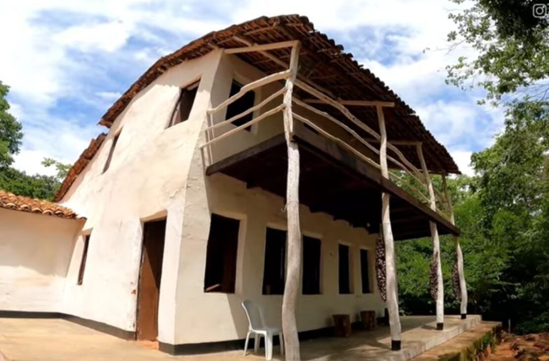 No coração do sertão, uma casa de barro de dois andares desafia a engenharia há mais de 70 anos