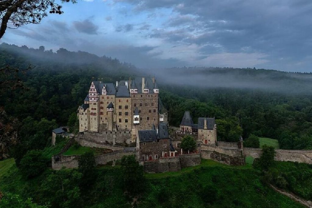 Castelo com mais de 800 anos é encontrado preservado e cheio de história