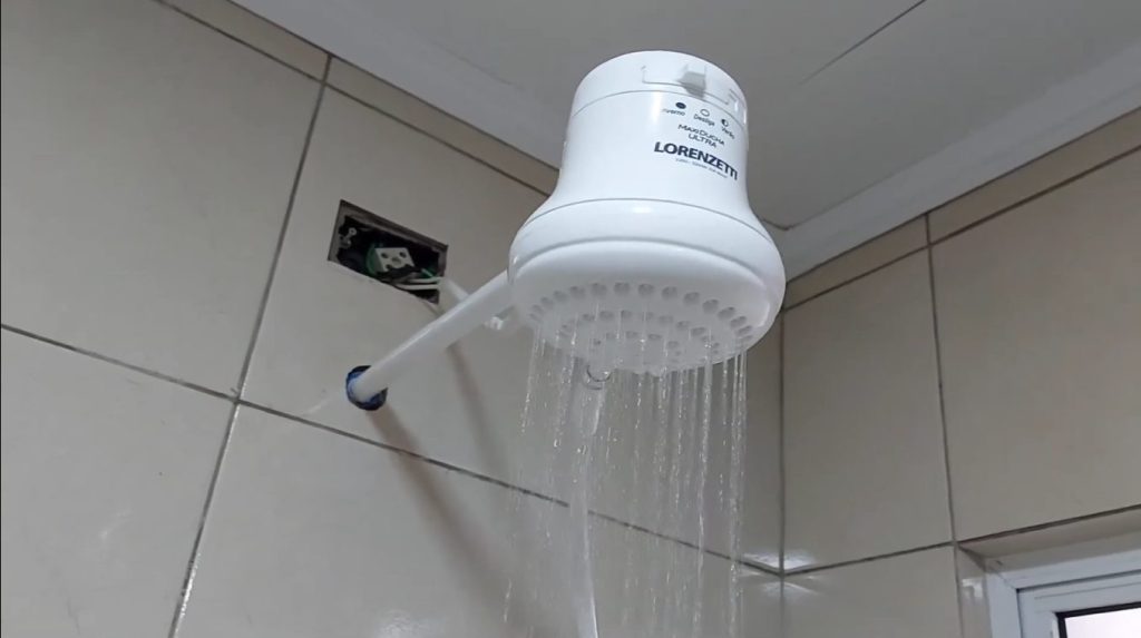 Potencialize o chuveiro que está saindo pouca água com este truque simples