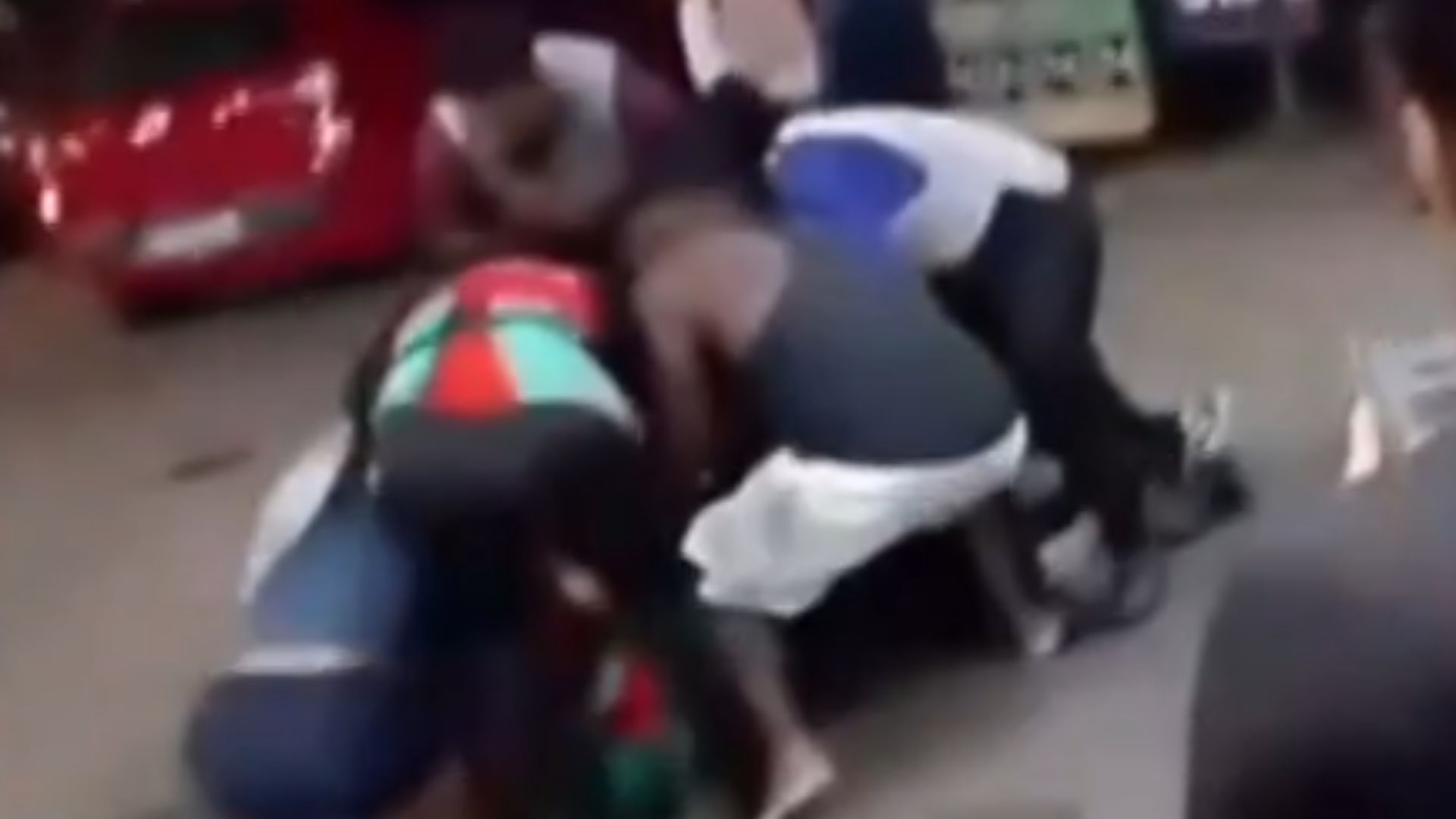 DJ e frentista foram filmadas aos socos.