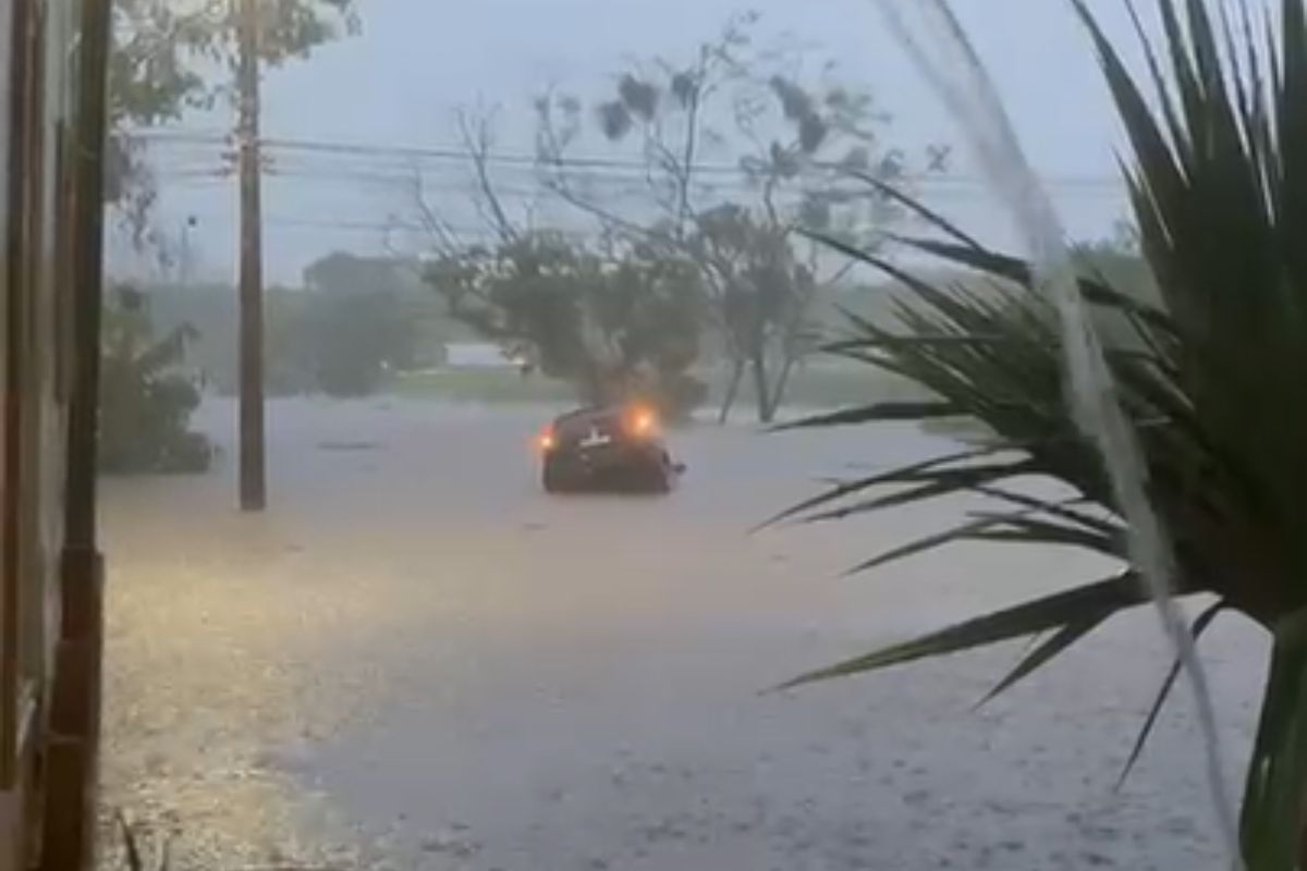 Mulher morre após carro ser arrastado por enchente em Hortolândia (SP)