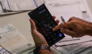 Piores erros do dia a dia que te fazem ficar endividado sem perceber, segundo consultores