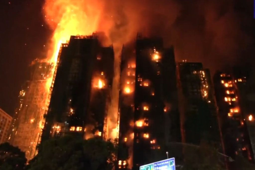 Incêndio em conjunto residencial de Hong Kong mata ao menos 55, e polícia prende três