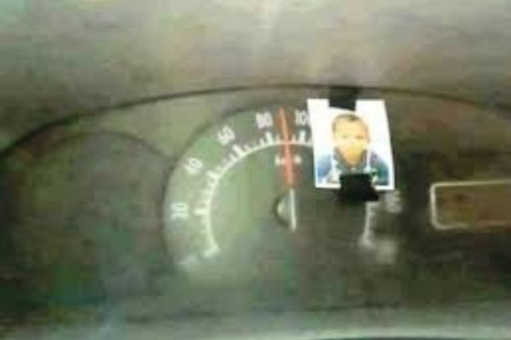 Pai coloca foto do filho no painel para que, toda vez que o velocímetro marcar 100 km/h, ele lembre quem o espera em casa