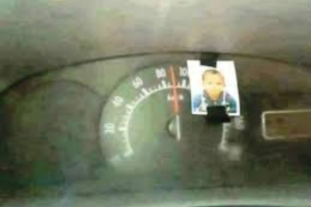 Pai coloca foto do filho no painel para que, toda vez que o velocímetro marcar 100 km/h, ele lembre quem o espera em casa