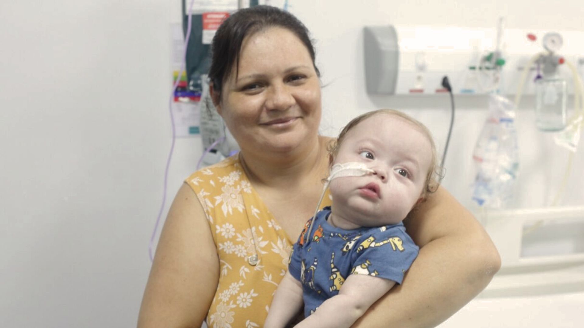 Ariane Gomes da Silva com o filho Matheus Henrique.