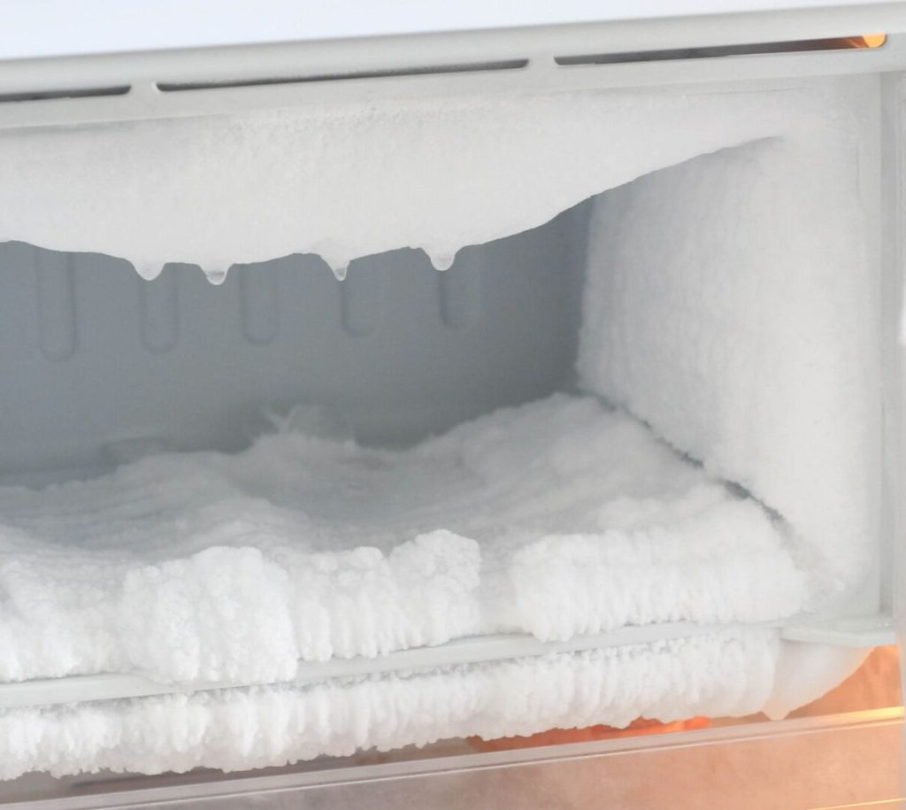 Truque para tirar o gelo do congelador