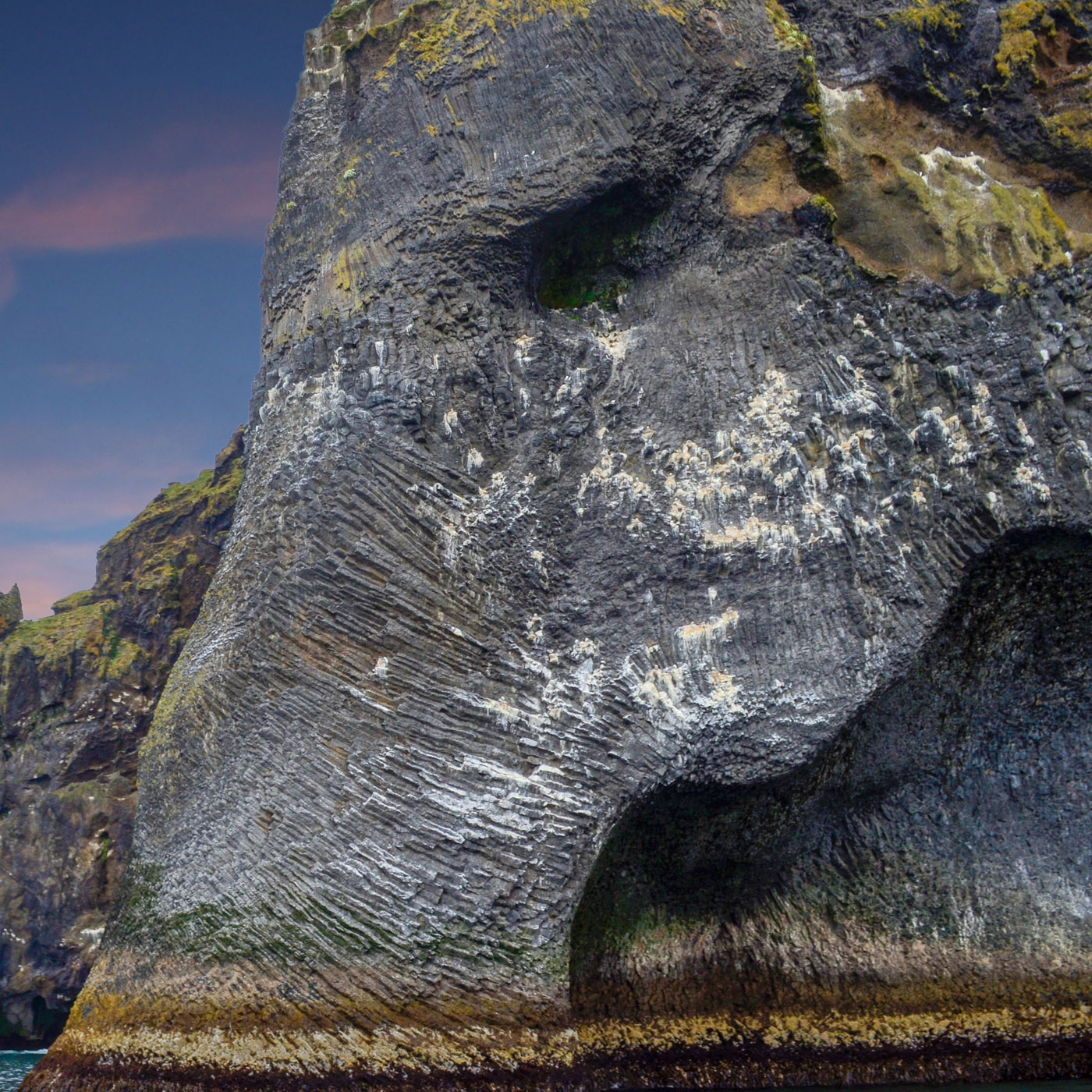 Rocha na Islândia é uma formação basáltica que, com o degelo e a ação do vento, impressiona pelo formato peculiar