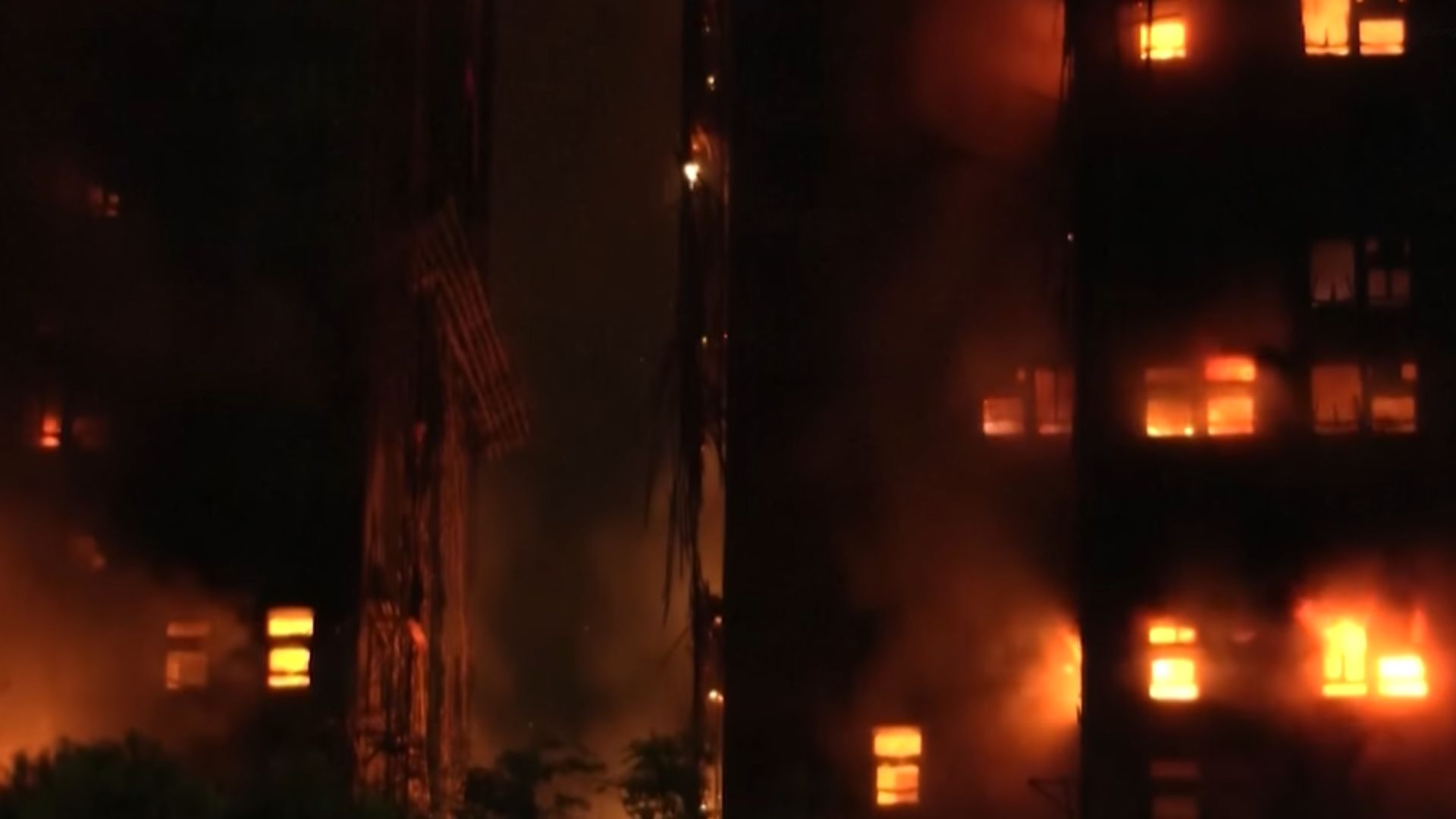 Mortes em Hong Kong vão a 83 após incêndio; bombeiros não sabem paradeiro de 50 pessoas