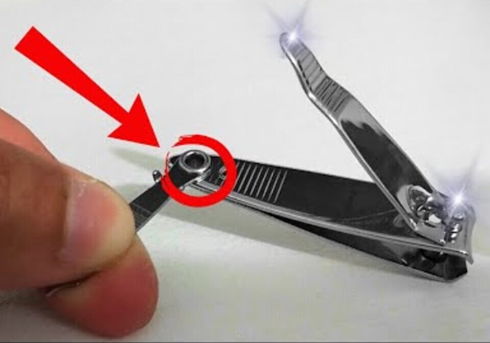 Descubra para que serve o pequeno furo que fica no cortador de unhas