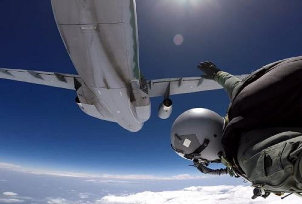 Base Aérea de Anápolis realiza testes com paraquedistas a mais de 33 mil pés de altura