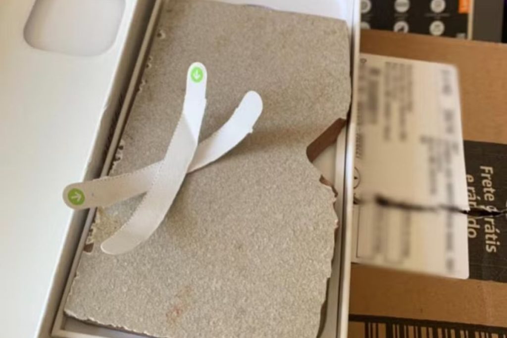 Ela comprou um iPhone na Amazon, mas o que veio na caixa foi outra coisa