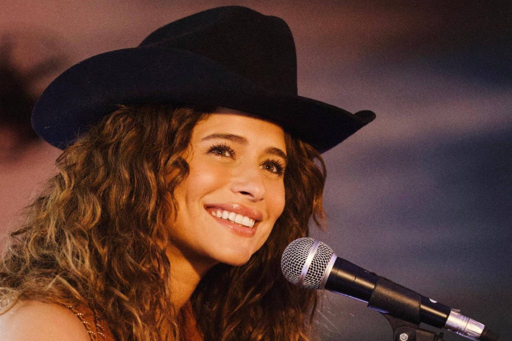 Isadora Cruz interpreta Agrado Garcia na novela "Coração Acelerado".