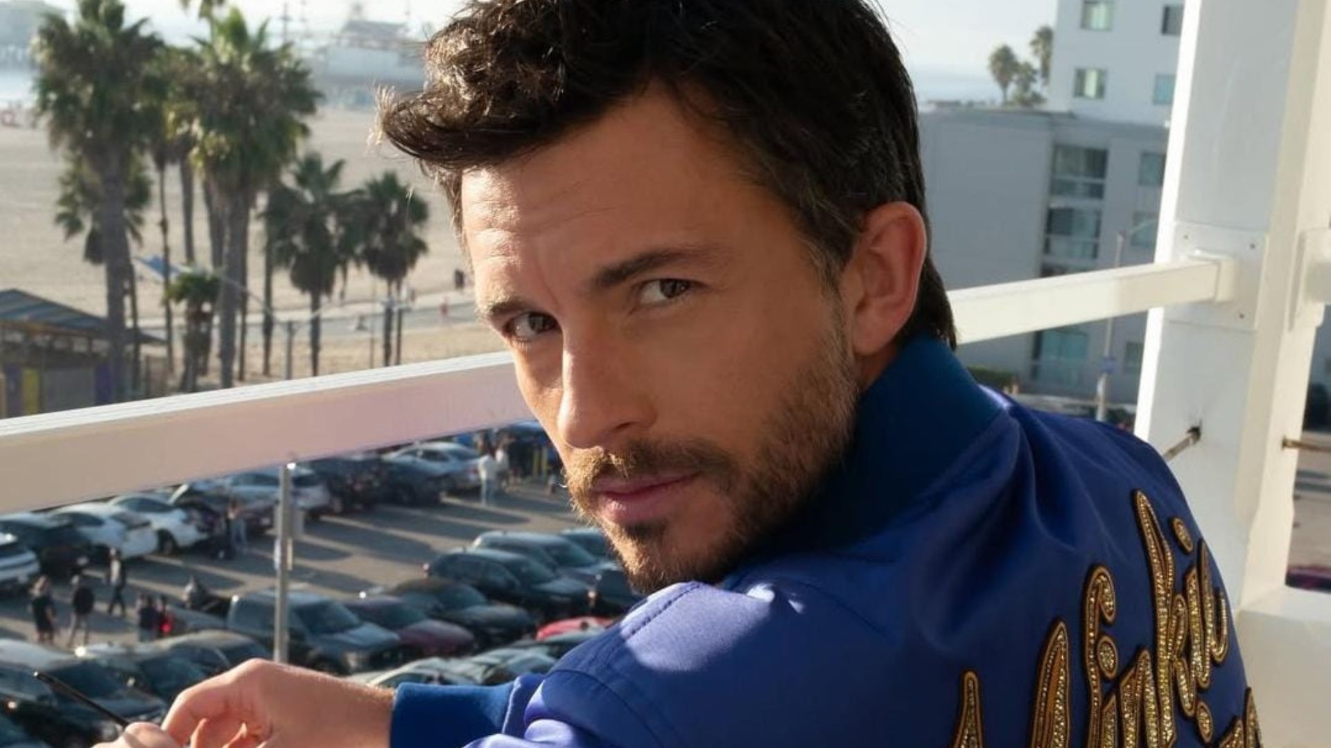 Jonathan Bailey é eleito o homem mais sexy de 2025 pela revista People