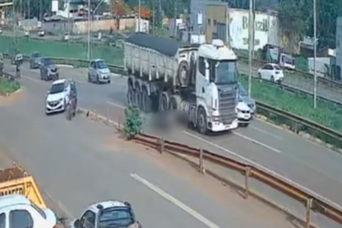 Câmera registrou grave acidente que matou jovem motociclista em Goiânia