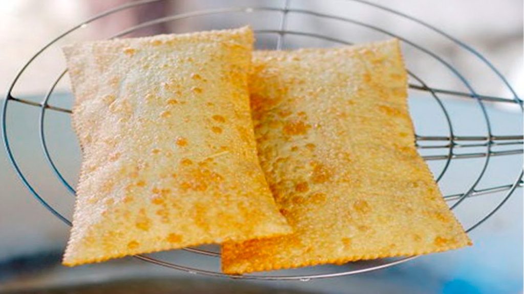 Pastel com massa sequinha