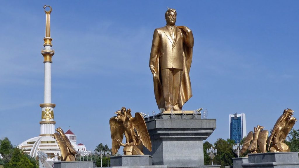 País onde a ditadura reina impressiona com fachadas brancas, detalhes dourados e leis que desafiam a lógica