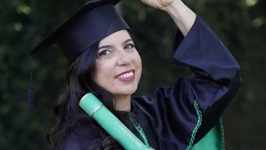 Formada em Medicina aos 53 anos, mulher realiza um sonho e é surpreendida ao receber o diploma das mãos dos dois filhos médicos