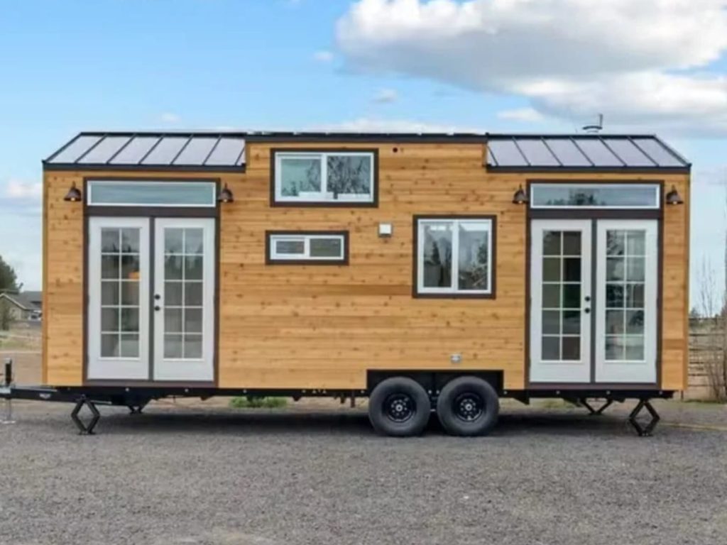 Mini casa de 26 m² com mezanino e banheira encanta pelo design e surpreende pelo conforto