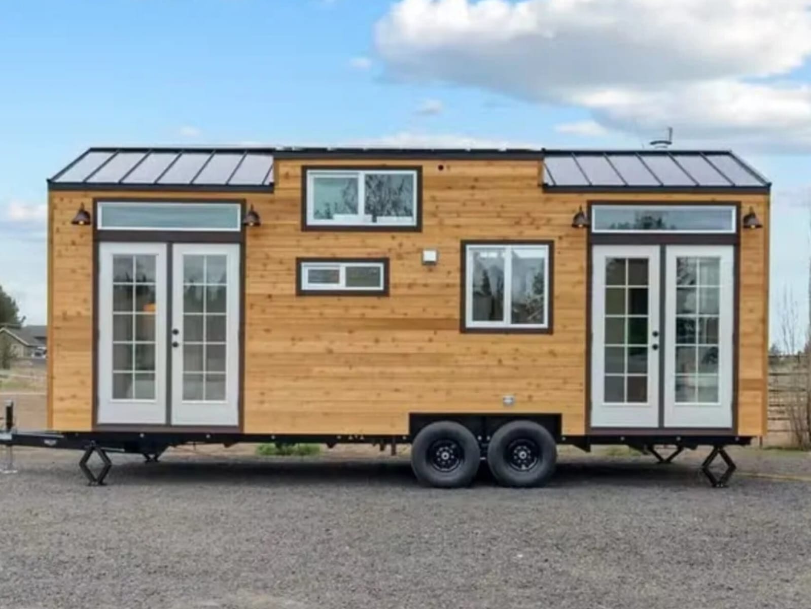 Mini casa de 26 m² com mezanino e banheira encanta pelo design e surpreende pelo conforto