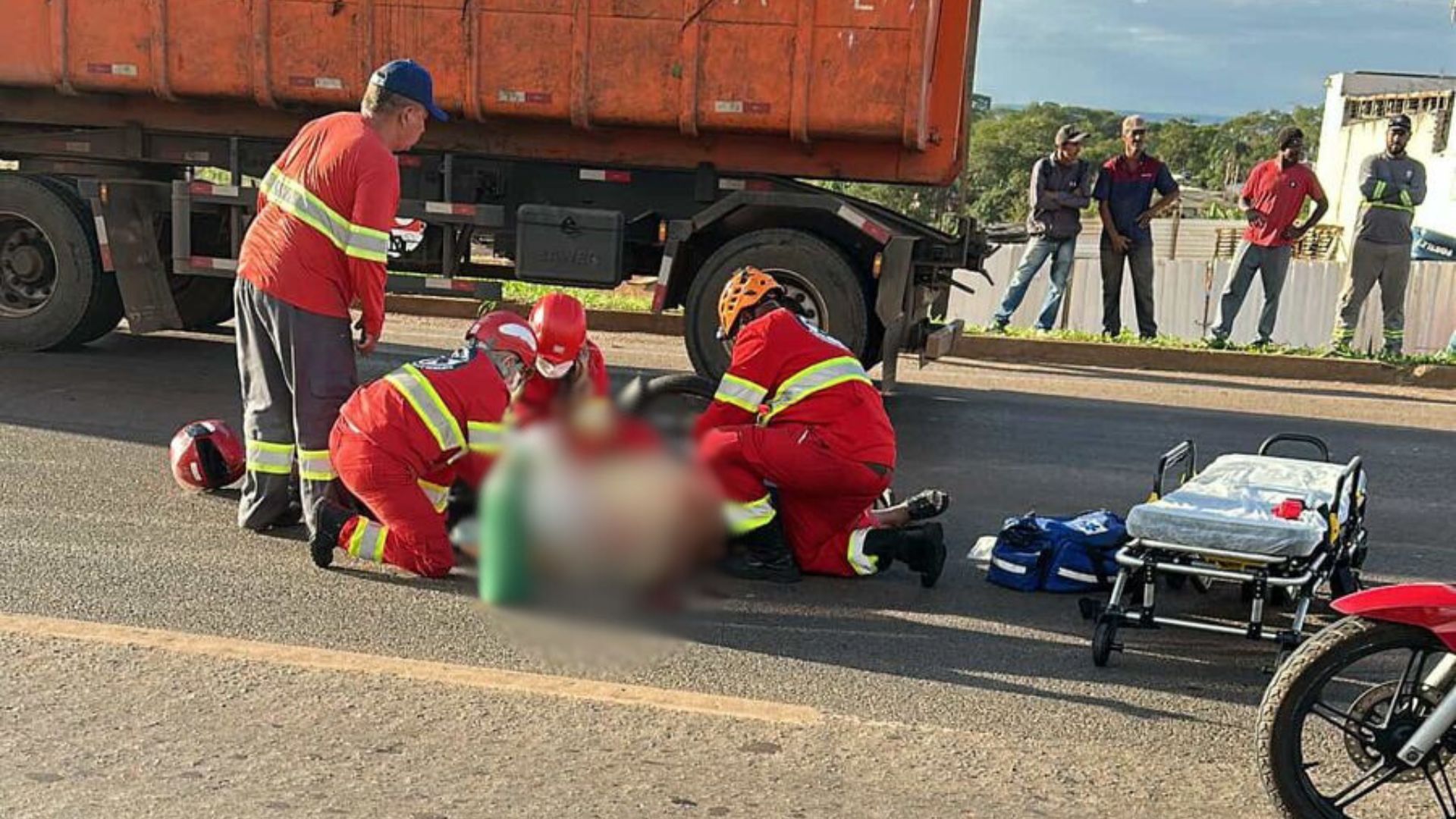 Motociclista ficou gravemente ferido e foi socorrido às pressas.