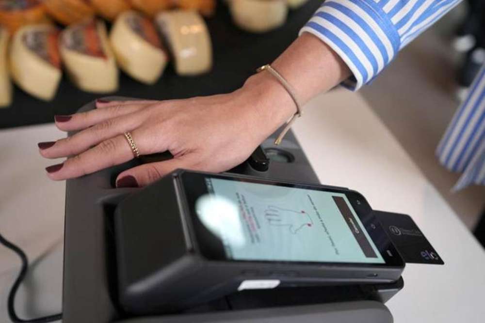 Nova tecnologia de pagamento pela biometria da mão chega ao Brasil