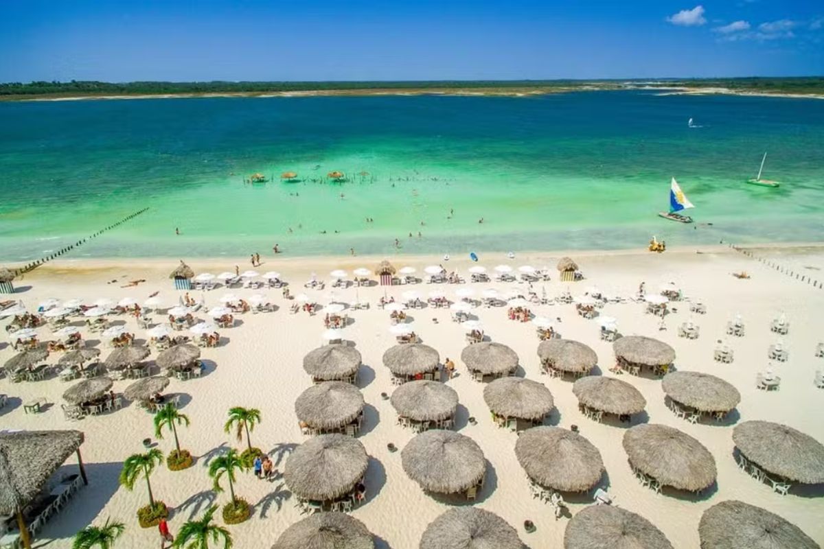 Paraíso brasileiro com dunas douradas, lagoas cristalinas e ruas de areia encanta o mundo