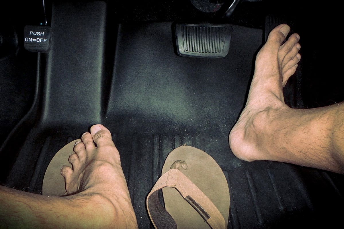 Dirigir descalço no Brasil é permitido