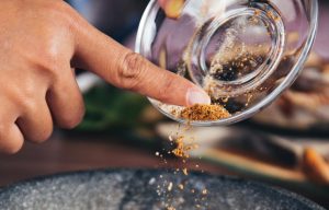 Colocando coloral na comida