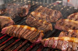 brasa no ponto ideal deixando a carne mais macia na churrasqueira