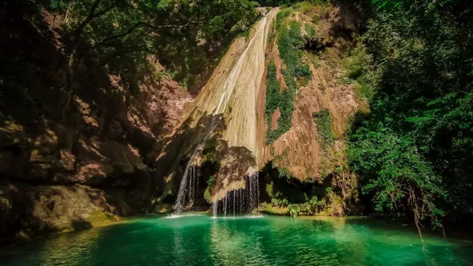 Poço Azul, na cidade de Posse, conhecida como "Buenos Aires de Goiás". (Foto: William Magalhães/Google Maps)
