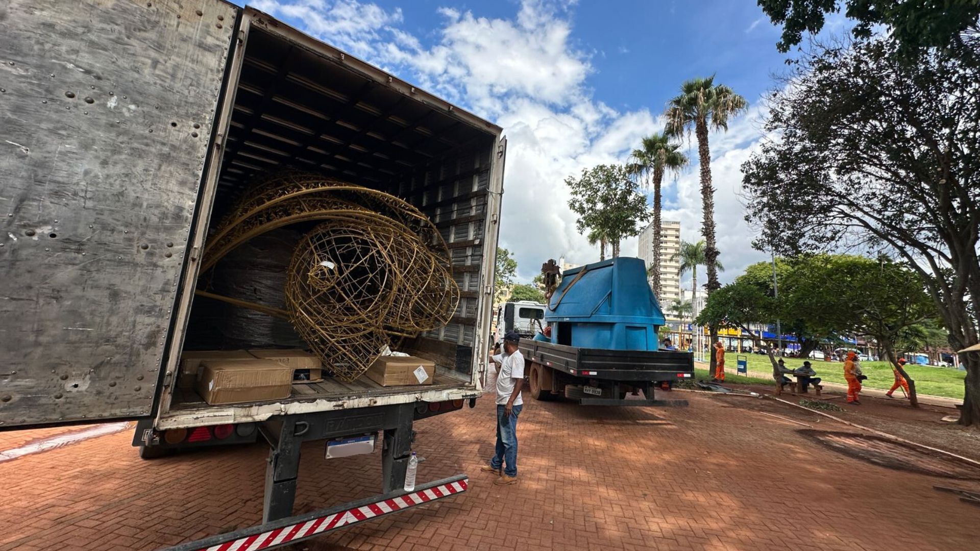 Estruturas já começaram a ser montadas para comemorar o Natal na Praça Bom Jesus.