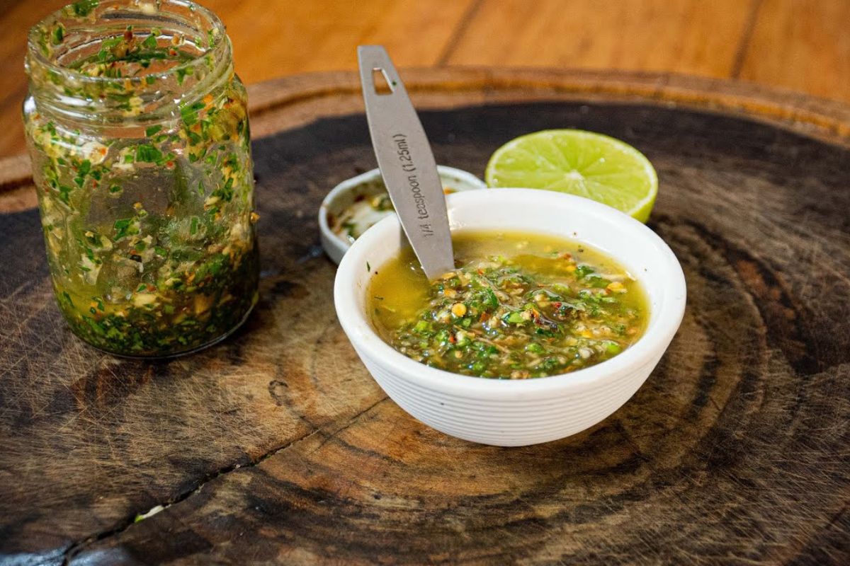 Não é o alho, nem o limão: o melhor tempero para churrasco que poucos conhecem