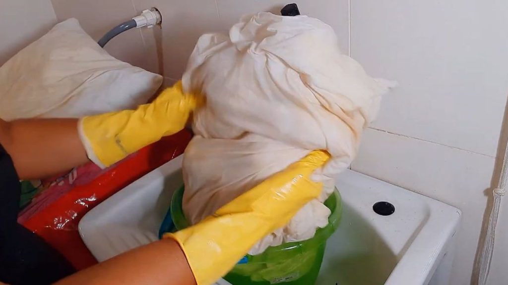 Segredo para limpar o travesseiro amarelo em menos de 15 minutos