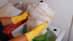 Veja por que colocar travesseiros em vinagre, bicarbonato e água morna faz tanta diferença