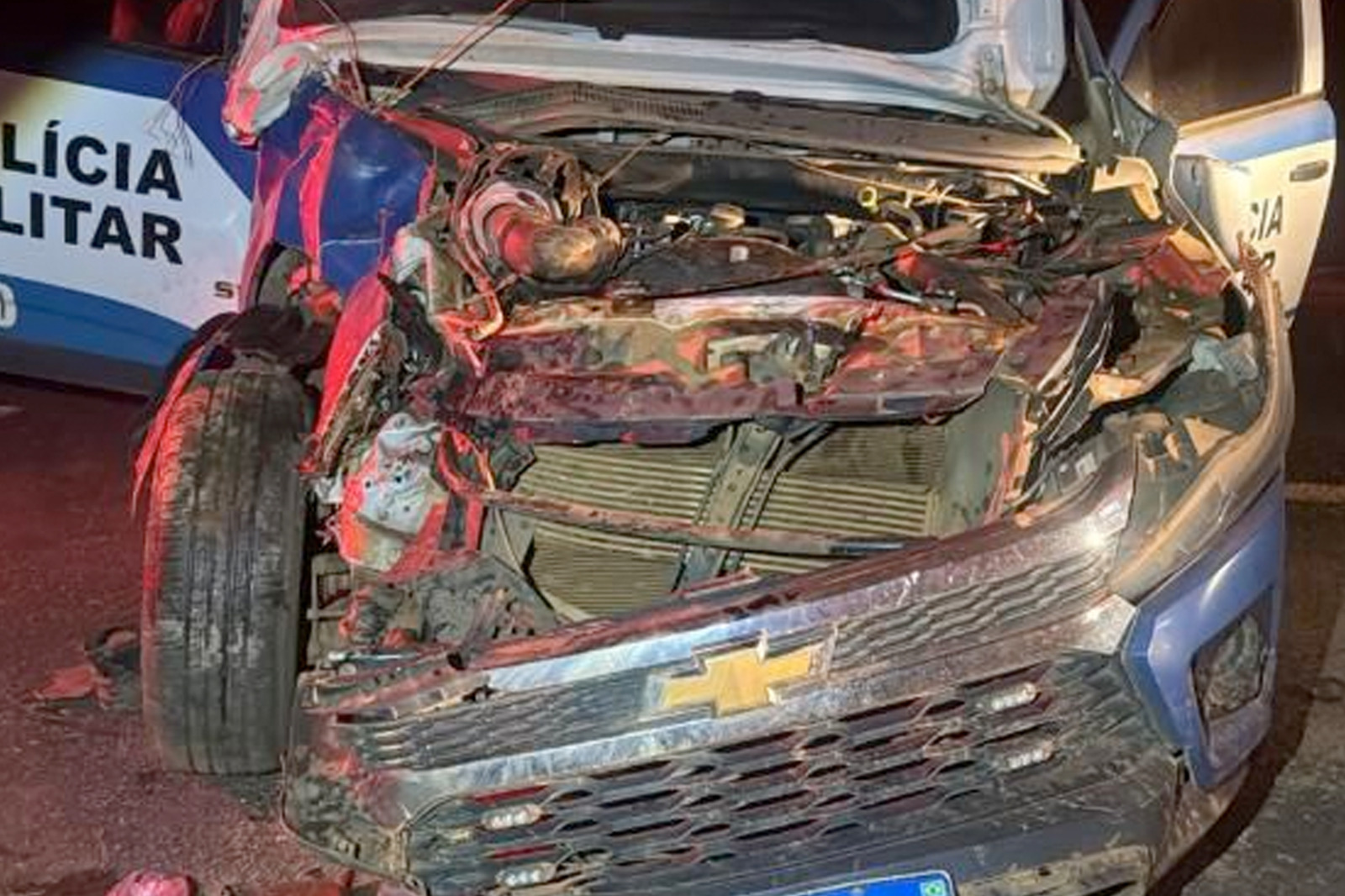 Policiais militares ficam feridos após acidente com viatura na GO-338, em Abadiânia